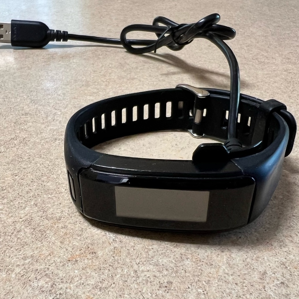 Garmin Vivosmart Black Fitness Tracker Watch with USB Cable - Picture 2 of 2